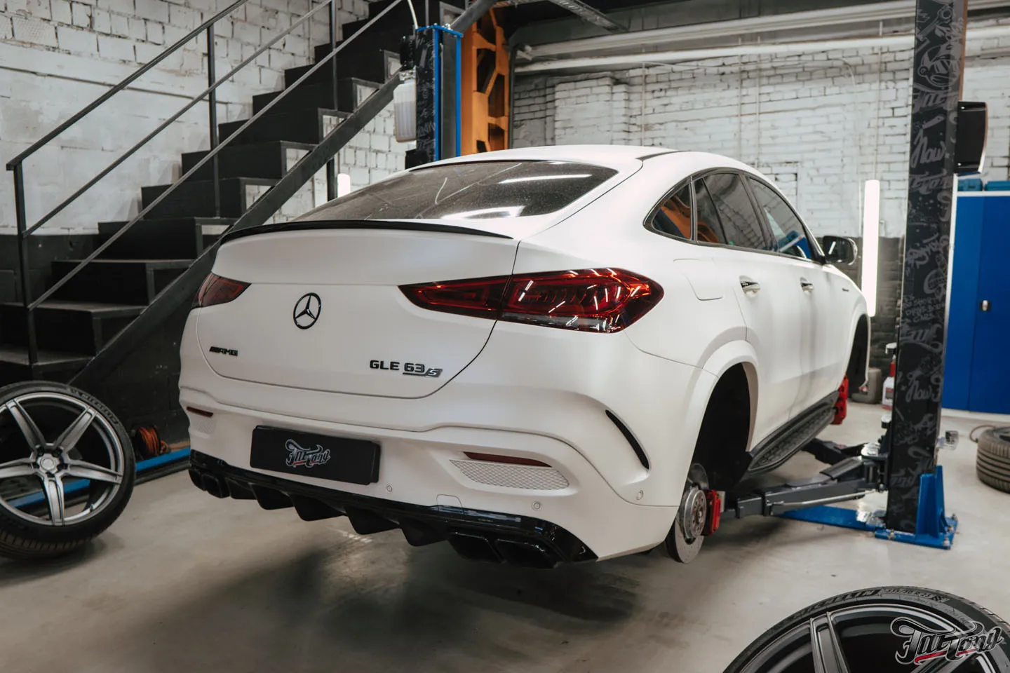 Окрасили суппорта для Mercedes GLE 63 AMG в оранжевый кэнди